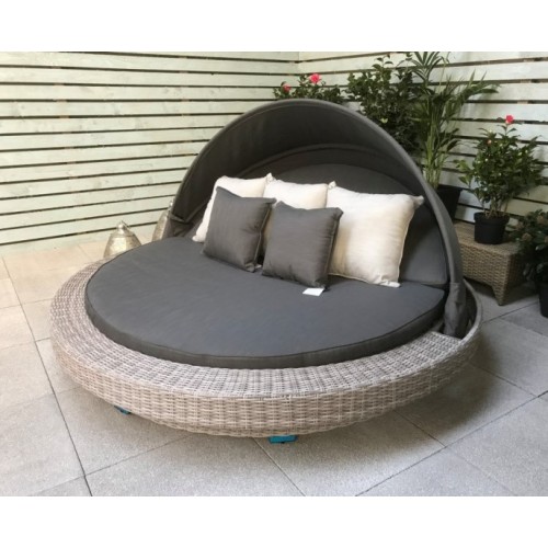 Signature Weave Garden Furniture Madison Extra Large Daybed  